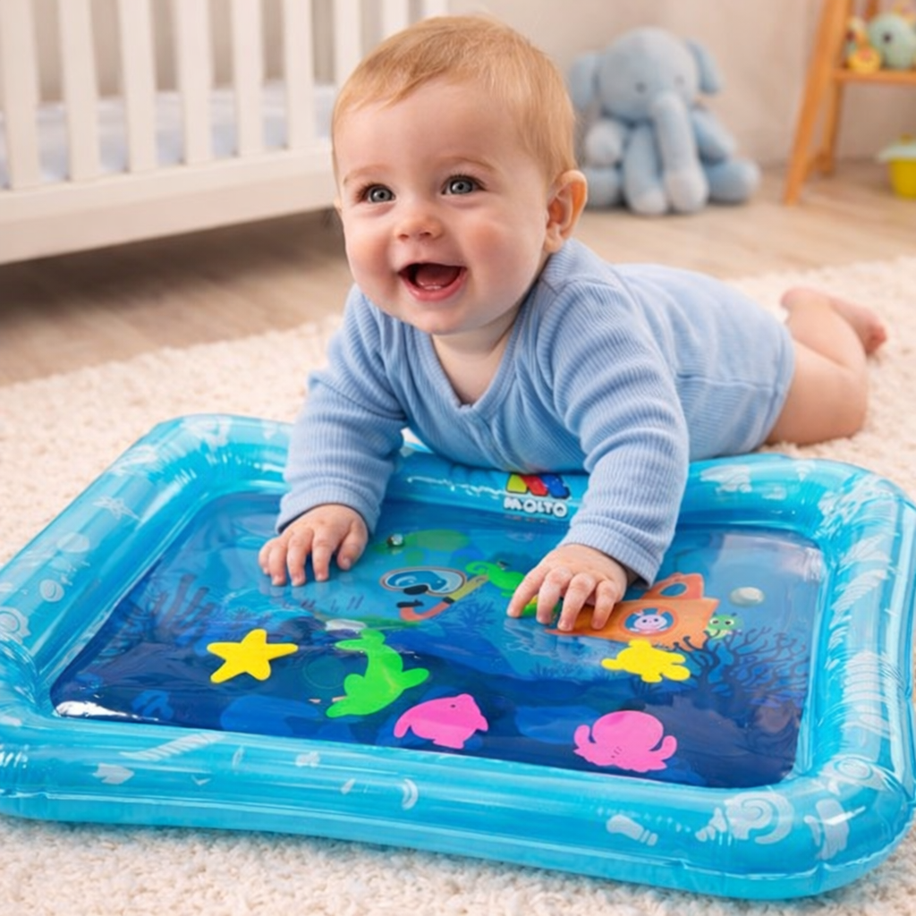 Bébé allongé sur un tapis de jeu à eau gonflable Moltó Playsense avec animaux marins flottants pour stimuler l’éveil sensoriel et la motricité.