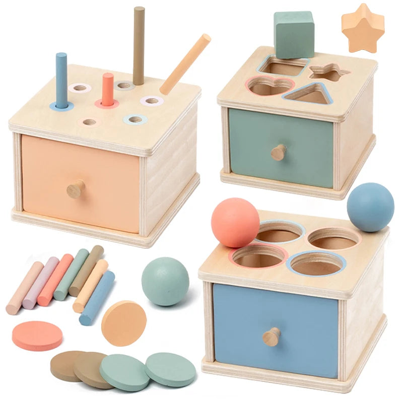 Boîte à tiroirs Montessori en bois avec formes, bâtons et balles colorées pour enfant. Jouet éducatif sensoriel favorisant la motricité fine, le tri des couleurs et la coordination main-œil dès 3 ans.