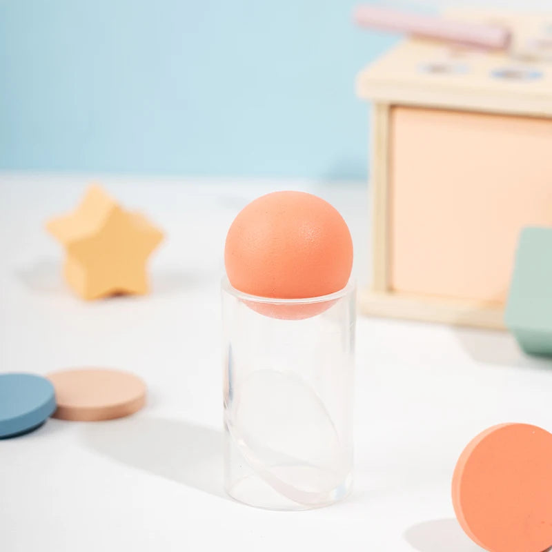 Zoom sur la matière et les détails de la boîte à tiroirs Montessori en bois naturel avec formes et pièces colorées. Jouet sensoriel durable conçu pour stimuler la motricité fine et l’éveil de l’enfant.