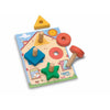Jeu éducatif en bois avec formes géométriques à visser sur une planche illustrée, activité favorisant la motricité fine, la coordination et l’apprentissage des formes dès 2 ans.