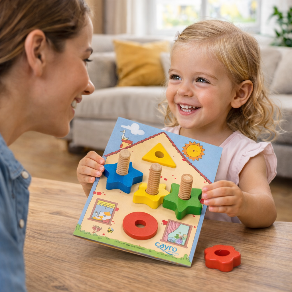 Maman accompagnant son enfant dans un jeu de vissage en bois Montessori, favorisant l’apprentissage ludique, la confiance en soi et le lien parent-enfant.