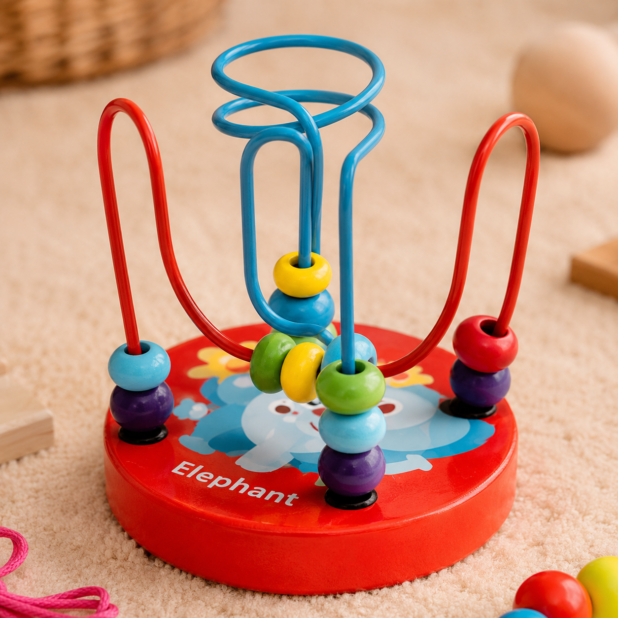 Gros plan sur un jouet sensoriel Montessori en bois avec perles colorées et parcours motricité.