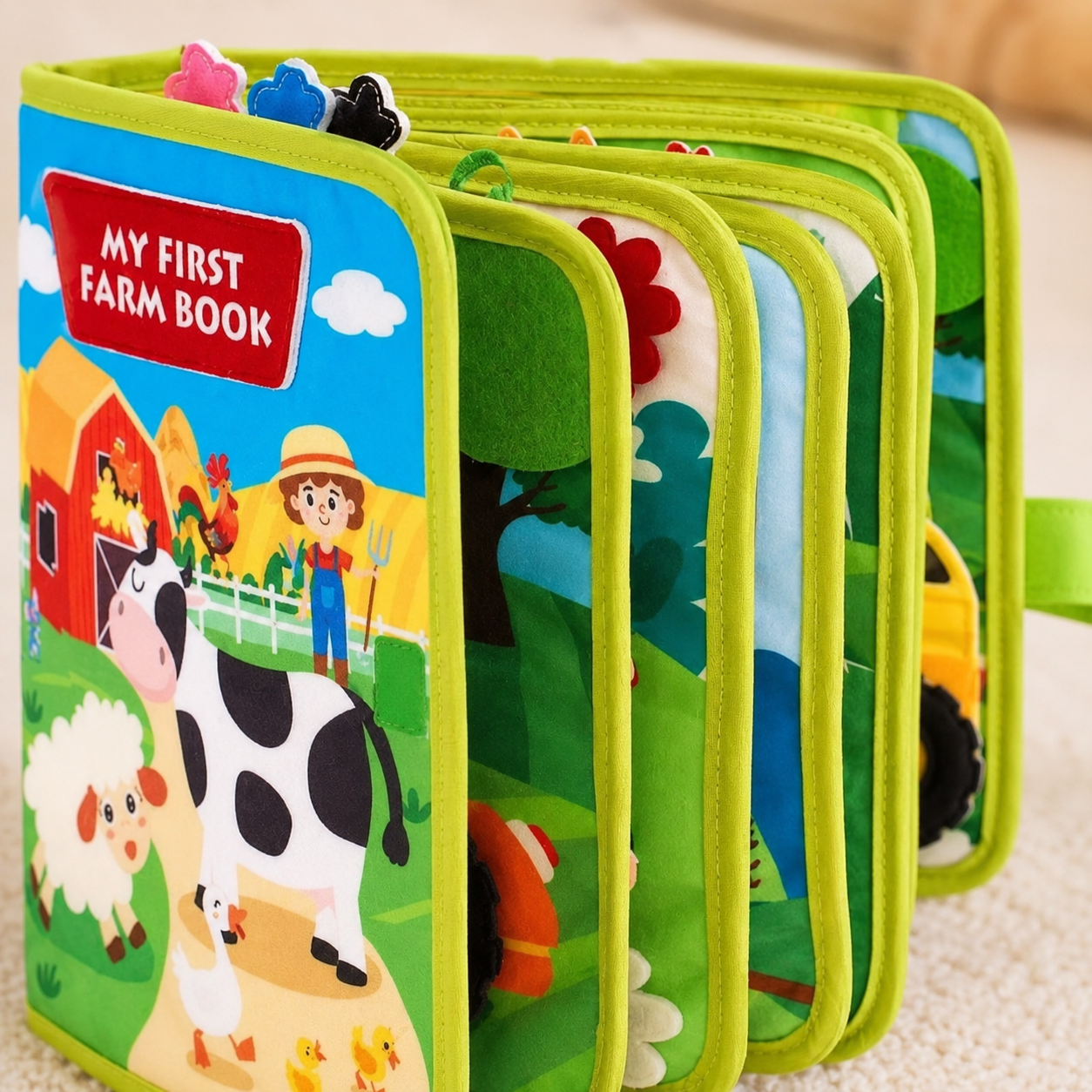 Gros plan sur un livre d’éveil Montessori en tissu avec activités et animaux colorés.