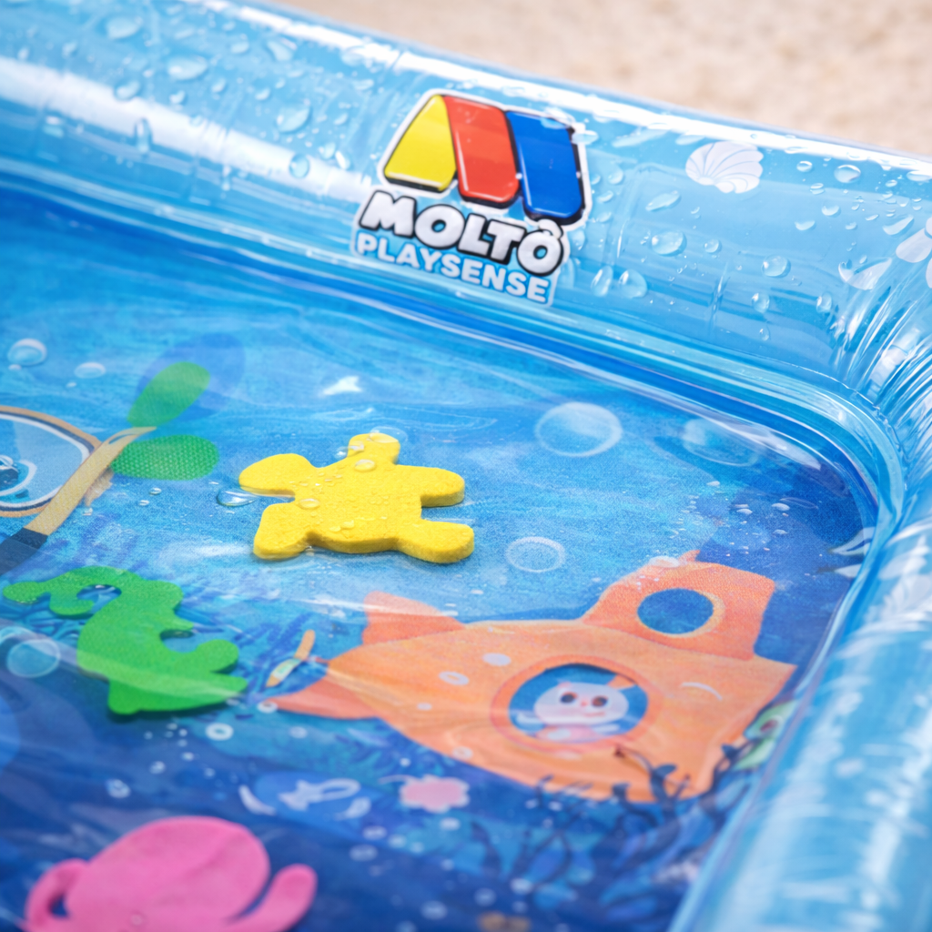 Gros plan du tapis de jeu à eau pour bébé Moltó Playsense montrant la matière gonflable et les animaux marins flottants.