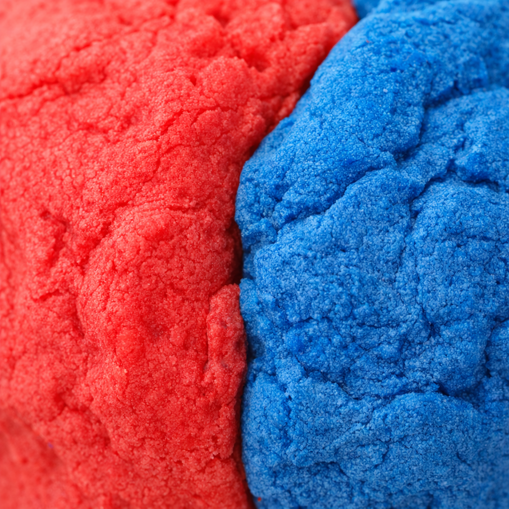 Gros plan sur la texture rouge et bleue de la pâte à modeler Spider-Man matière douce pour activité sensorielle enfant