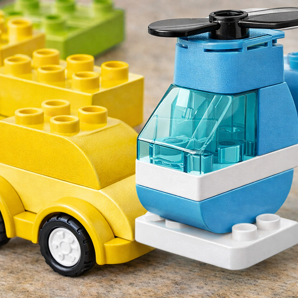 gros plan sur les briques lego duplo montrant la matière plastique solide des véhicules du jeu de construction